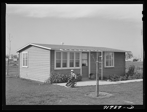 Photo 1930s small house boy - photo:1930s,