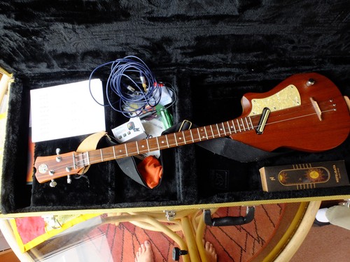 Higuitarsuk three string - higuitarsuk,