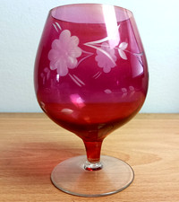 VINTAGE CRANBERRY ETCHED GLASS 14.5 cm BRANDY BALLOON IN A FLORAL DESIGN