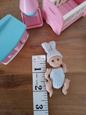 ?Hand made sculpted  OOAK  clay  jointed 6 cm baby doll with some furniture:)