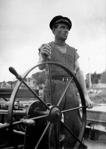 Boatman his barge around - on,