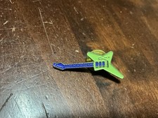 VINTAGE METAL ELECTRIC GUITAR PIN BADGE COLLECTABLE 