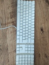 A White Apple Keyboard Which Works Perfectly and In Excellent Condition