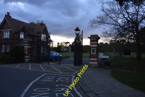 Photo 6x4 park gates bedford - park,
