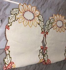 2 Sunflowers Vine Table