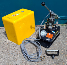 The Deutsch Co Pneumatic Air / Hydraulic Pump Swage Tool Unit D12025-001