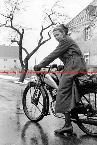 F019545 german nurse conducts - nurse,