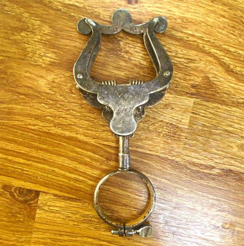Boosey hawkes metal clip - &,