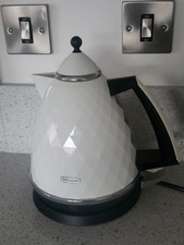 *DELONGHI WHITE BRILLANTE CORDLESS JUG KETTLE KBJ3001 * LIGHT USE*