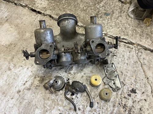 Twin carburetor assembly - su,