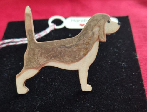 Beagle type dog brooch - dog, hand