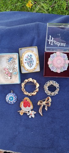 Costume jewellery brooches - jewellery, job