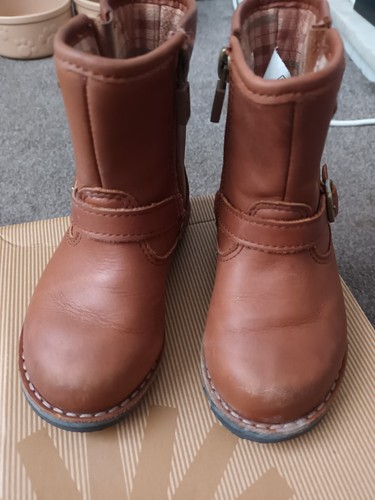 Kids ugg boots size 6 - ugg,