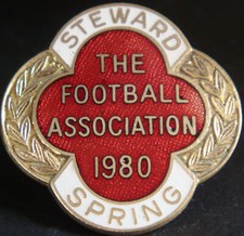 THE FOOTBALL ASSOCIATION SPRING 1980 STEWARD Badge Maker TOYE KENNING 32mm Dia
