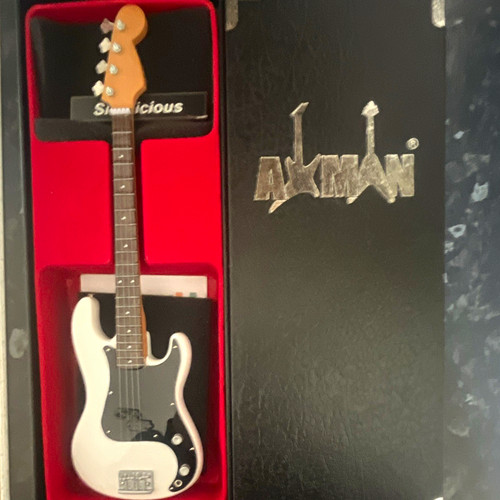 Axman string solid - solid, body