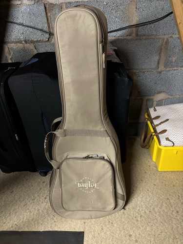 Taylor guitar case - 114, or