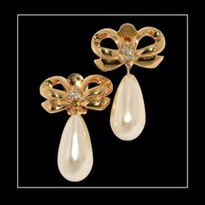 Elizabethan Taylor • White