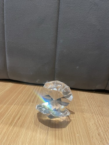 Glass clam with fake pearl - a,