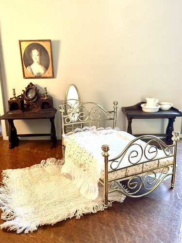 Vintage dolls house bedroom - dolls,