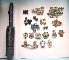 Collection of militaria and other cap badges, buttons inc WW1 Telescope AF