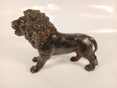 Antique bronzed lion - , sculpture