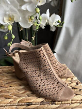 NEW Vince Camuto Shoes US 8 UK 6 Leather Open Toe Laser Cut Block Heel Sandals 