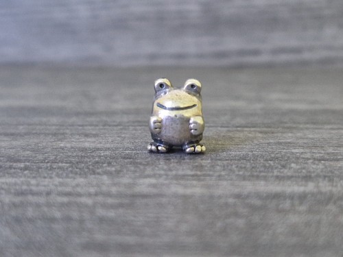 Pandora retired frog animal - pandora,