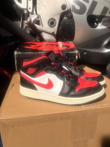 Nike air jordan mid - air,