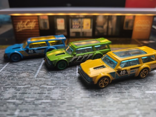 Hot wheels trio volvo - hot,