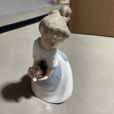 Lladro Nao 1518 My Carnations A Young Girl With A Bunch Of Carnations Ex Con