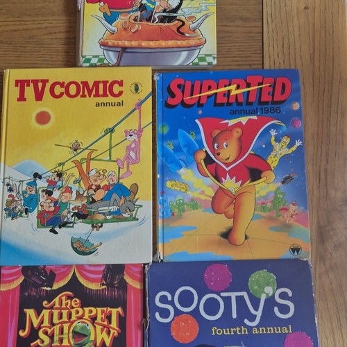 Vintage hardcover annuals - 5x,