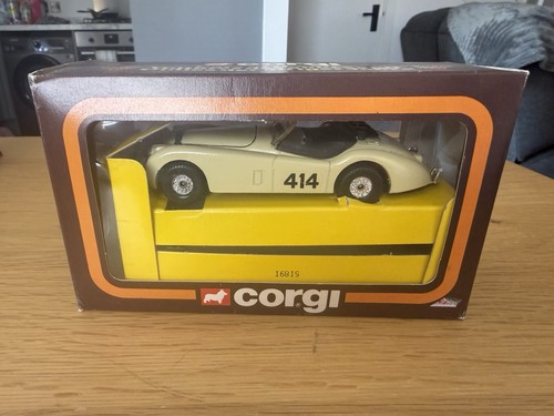 Corgi jaguar xk120 model car - jaguar,