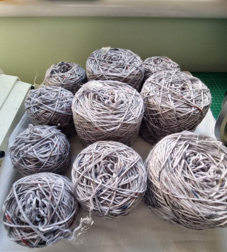 Grey varigated flecks - flecks, ply