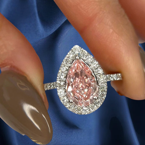 Pear cut fancy vivid - 3.65,