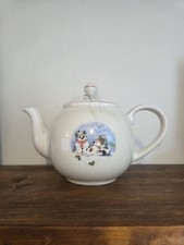 Vintage christmas teapot. Classic festive snowman design