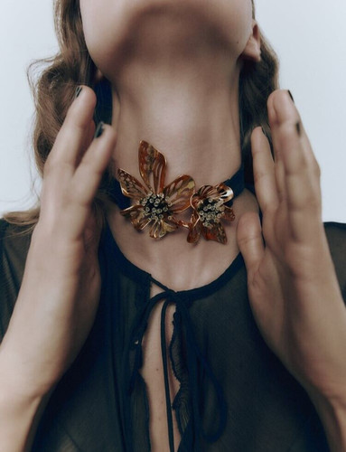 Bnwt flower choker necklace - choker,