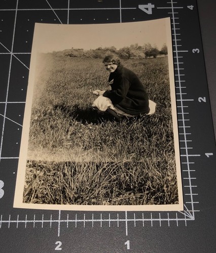 1930s woman peeing - 1930s, field