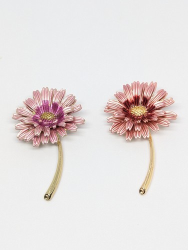 Vintage pink enamel daisy - vintage,