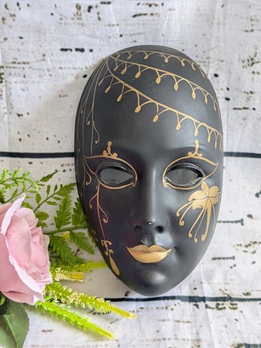 Wall hanging black and gold