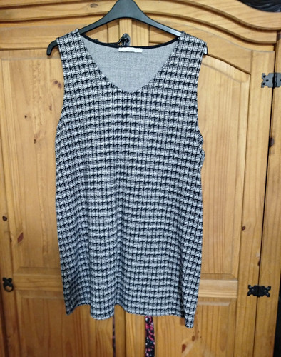 George houndstooth neck - houndstooth, v-neck
