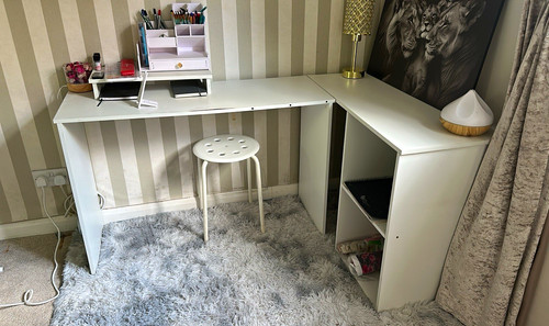 White shaped corner - white,