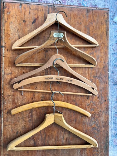 Vintage wooden hangers - x, 6