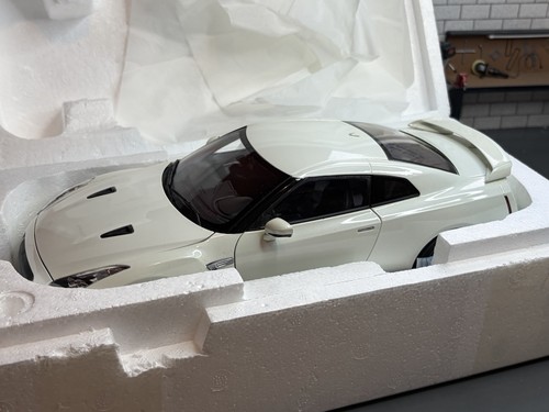 Boxed kyosho nissan - 1:18,