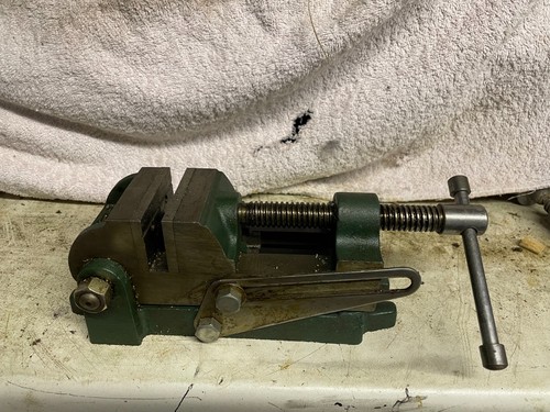 Tilting angle machine vice