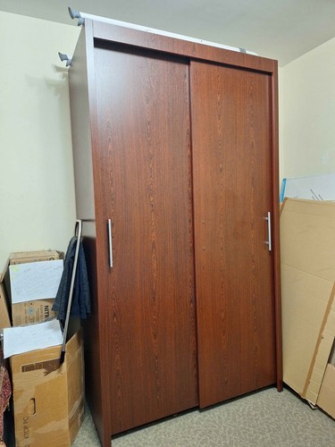 Sliding door freestanding