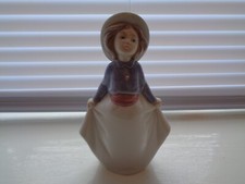 LLADRO NEO Figure Girl holding