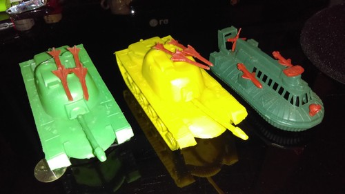 Vintage plastic army men - , tanks