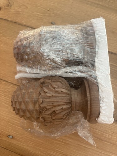 Pair acanthus pinecone wood - pinecone,