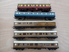 5 x 00 gauge railway carriages  (4x Hornby, 1 x Tri-ang)