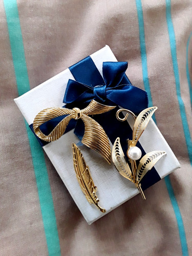 Brooches costume jewellery - brooches,